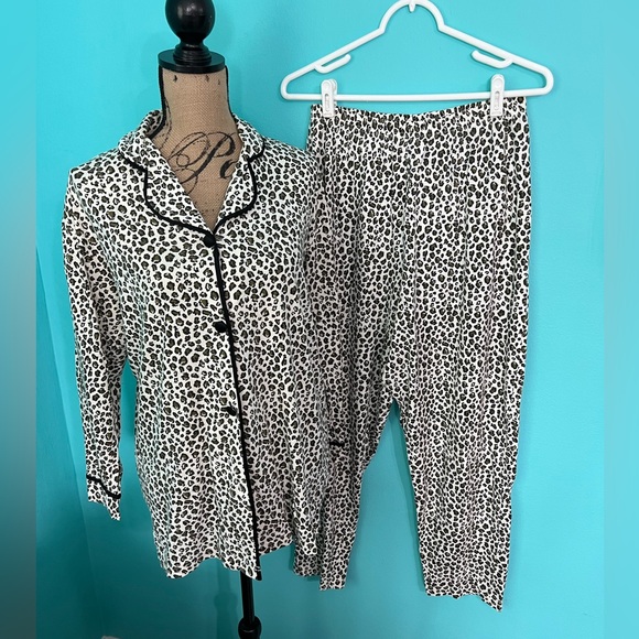 EUC Victoria’s Secret Leopard Print 2 piece Pajama Se - Picture 1 of 10